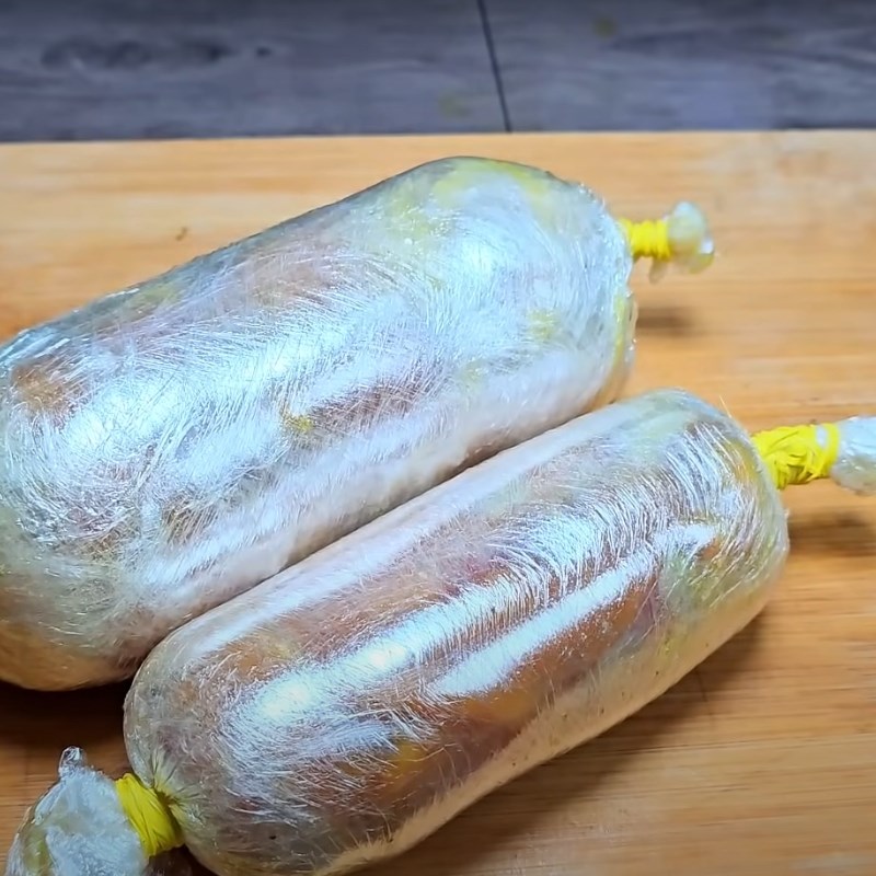 Bước 4 Cuộn tai heo ủ muối Tai heo ủ muối