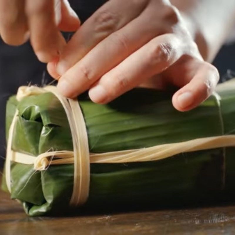 Bước 2 Gói bánh Bánh tét đậu mỡ