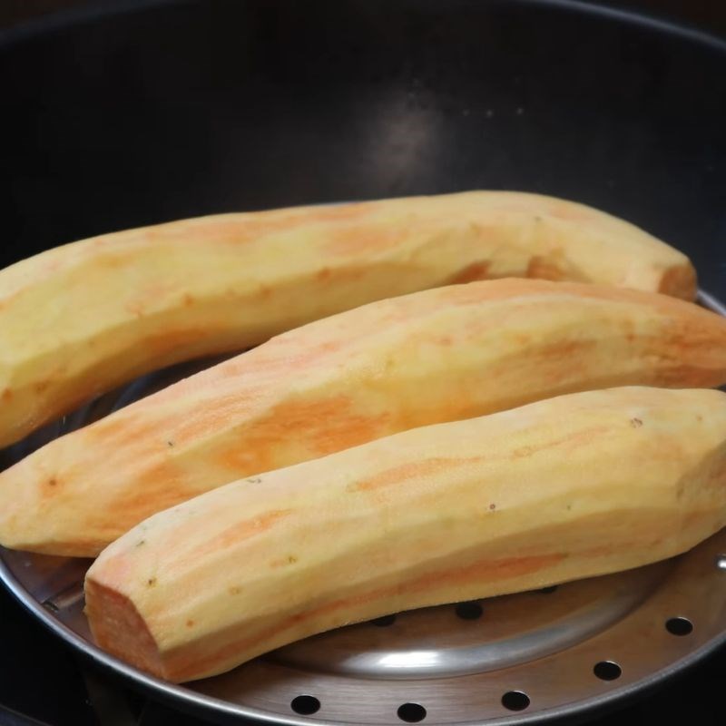 Bước 3 Hấp khoai Khoai deo Quảng Bình