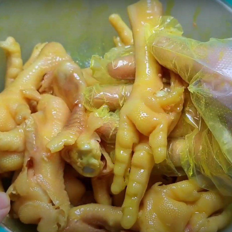 Bước 2 Làm dầu nghệ Chân gà ủ muối