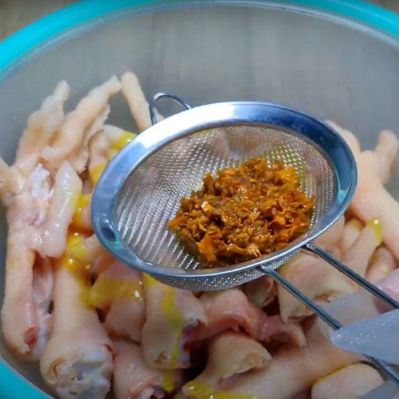 Bước 2 Làm dầu nghệ Chân gà ủ muối