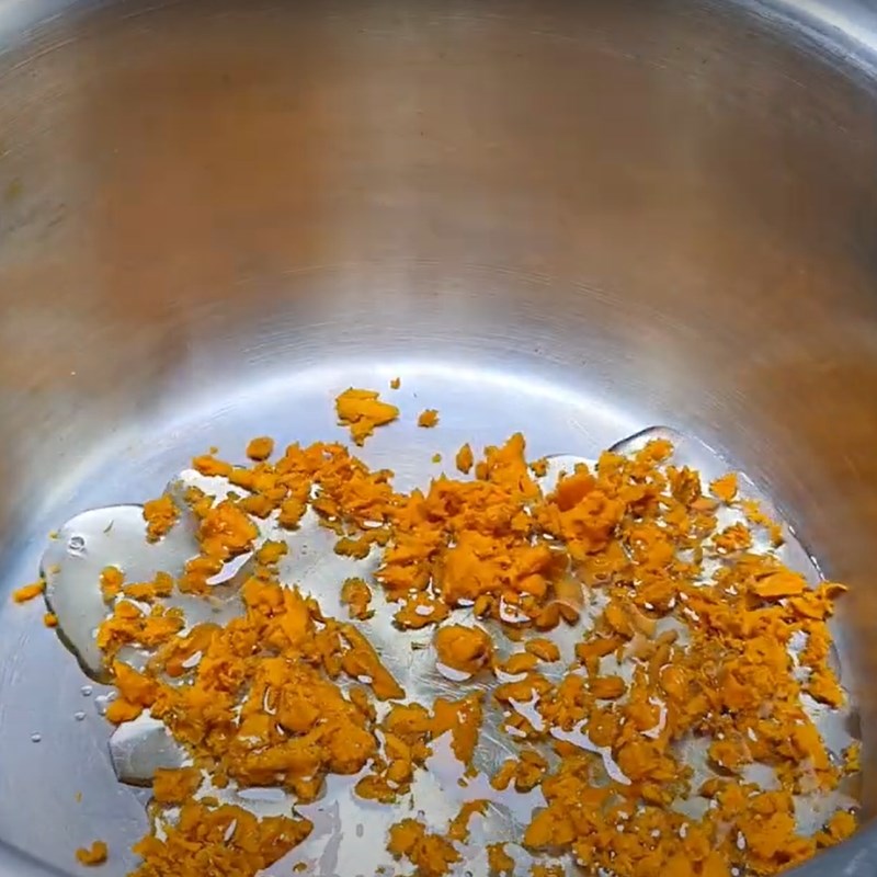 Bước 2 Làm dầu nghệ Chân gà ủ muối