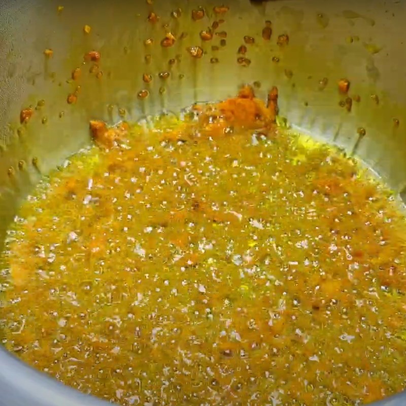 Bước 2 Làm dầu nghệ Chân gà ủ muối