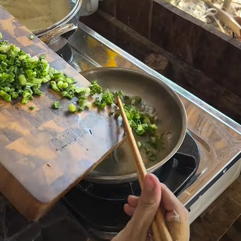 Bước 3 Làm mỡ hành Khoai mì quết cuốn bánh tráng