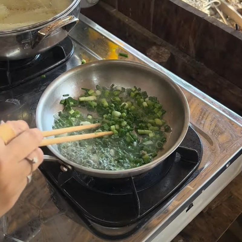 Bước 3 Làm mỡ hành Khoai mì quết cuốn bánh tráng
