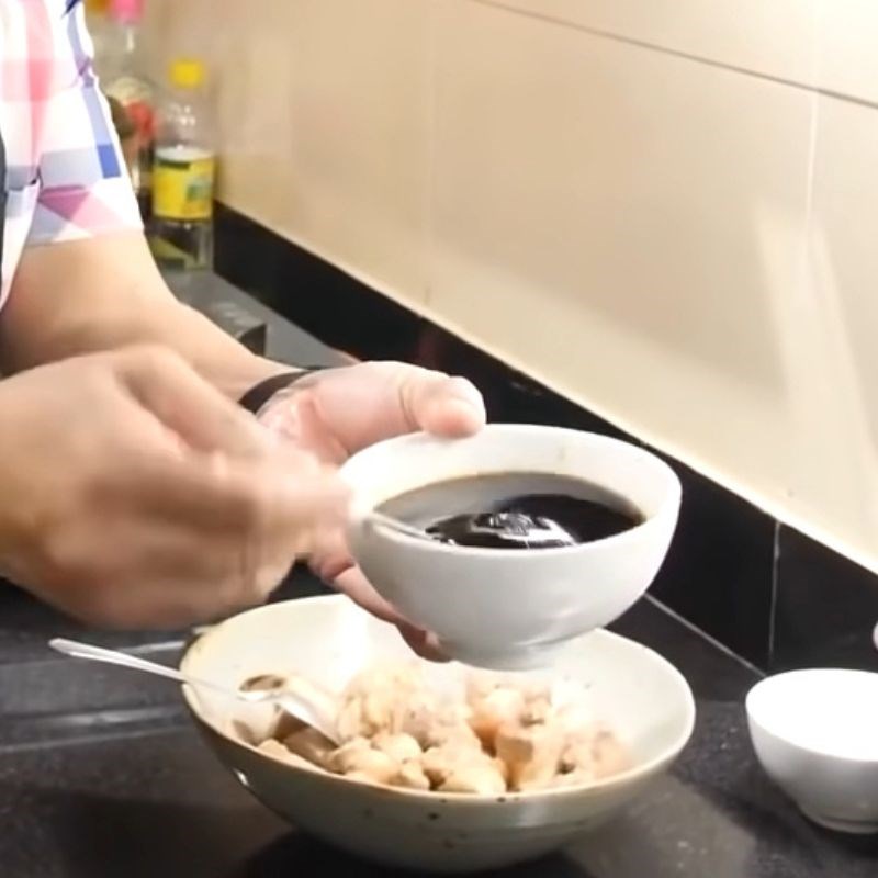 Bước 4 Làm nước màu Thịt kho tàu miền Bắc