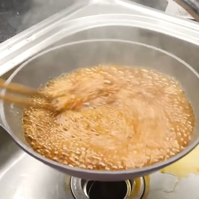 Bước 4 Làm nước màu Thịt kho tàu miền Bắc