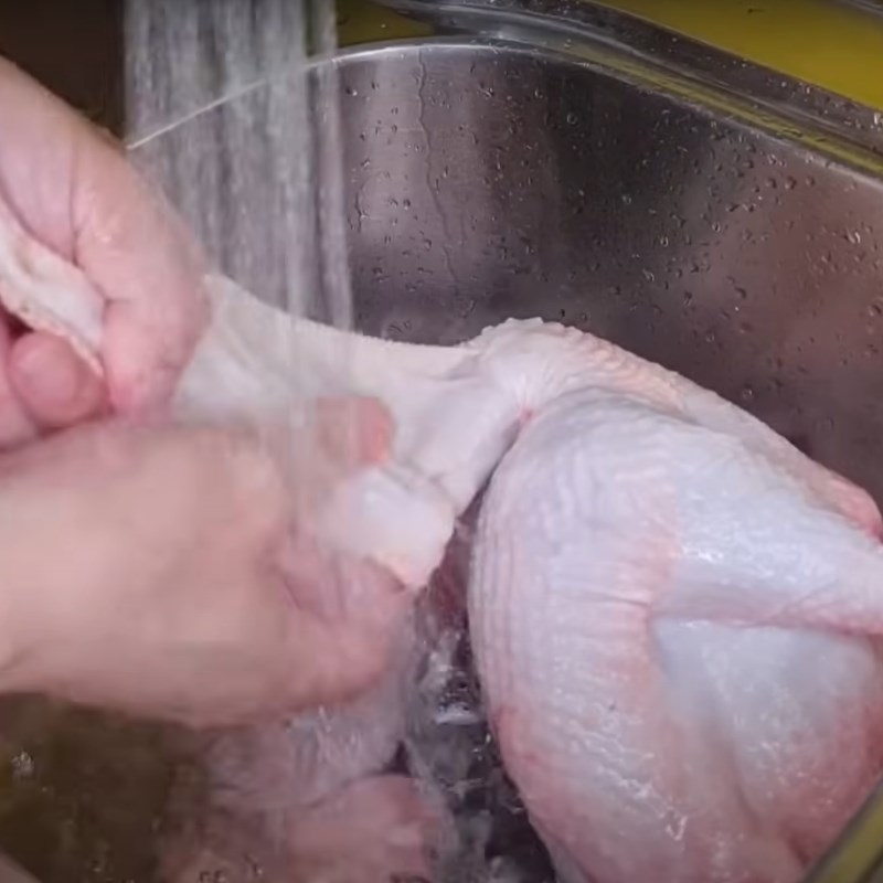 Bước 1 Làm sạch gà Gà cúng nguyên con