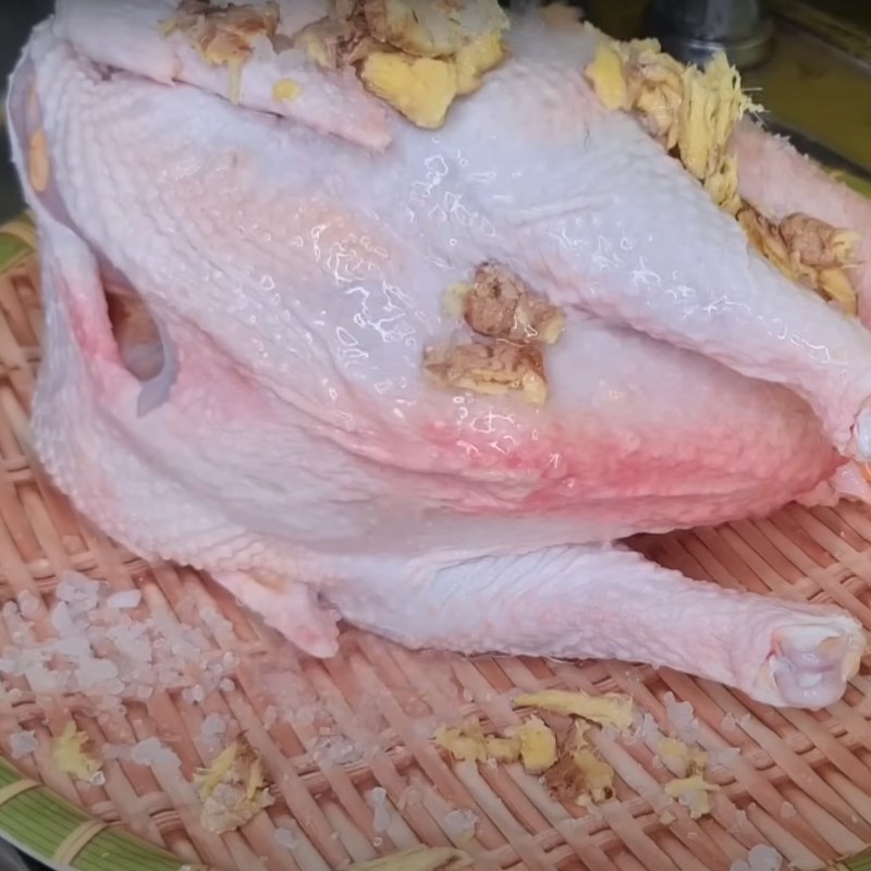 Bước 1 Làm sạch gà Gà cúng nguyên con