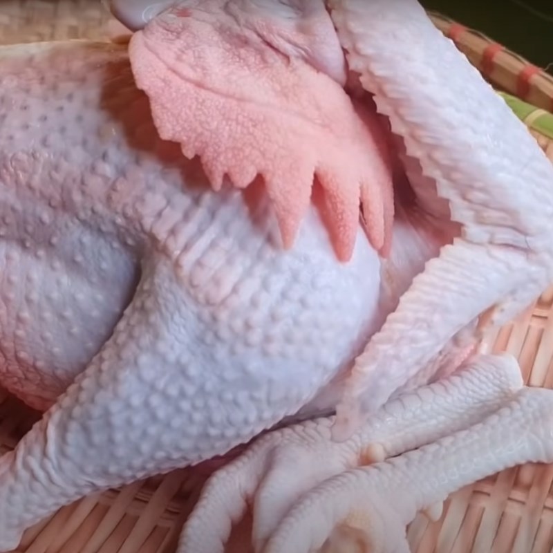 Bước 1 Làm sạch gà Gà cúng nguyên con