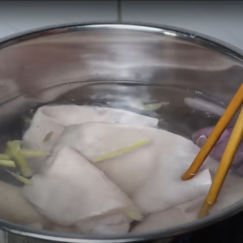 Bước 1 Luộc da heo Chả lạnh