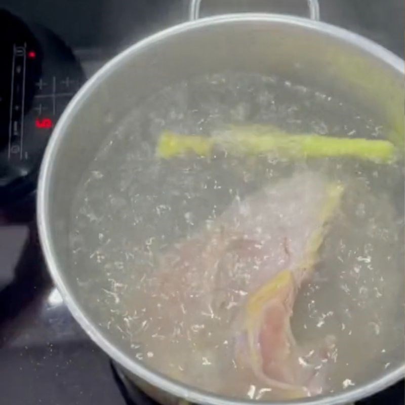 Bước 2 Luộc gà Cách luộc ức gà