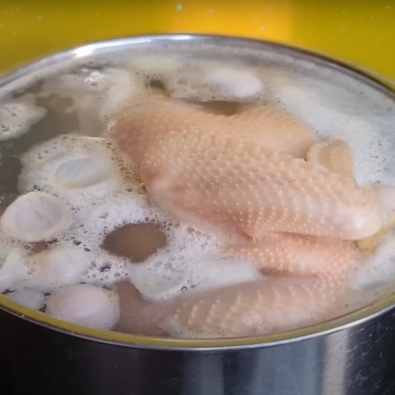 Bước 2 Luộc gà Gà cúng nguyên con