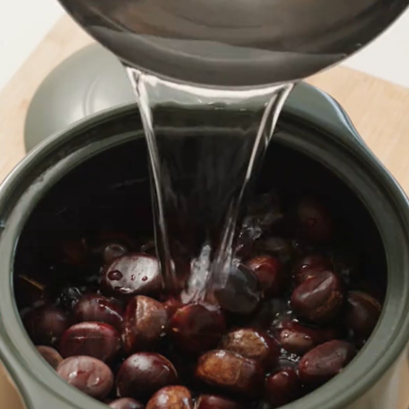 Bước 2 Luộc hạt dẻ Gà hầm hạt dẻ