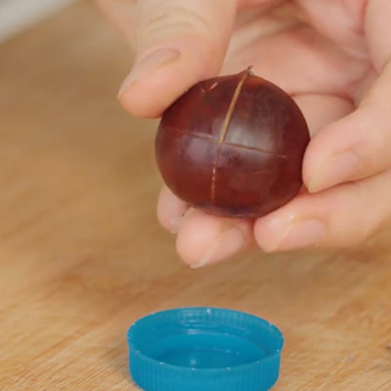 Bước 2 Luộc hạt dẻ Gà hầm hạt dẻ