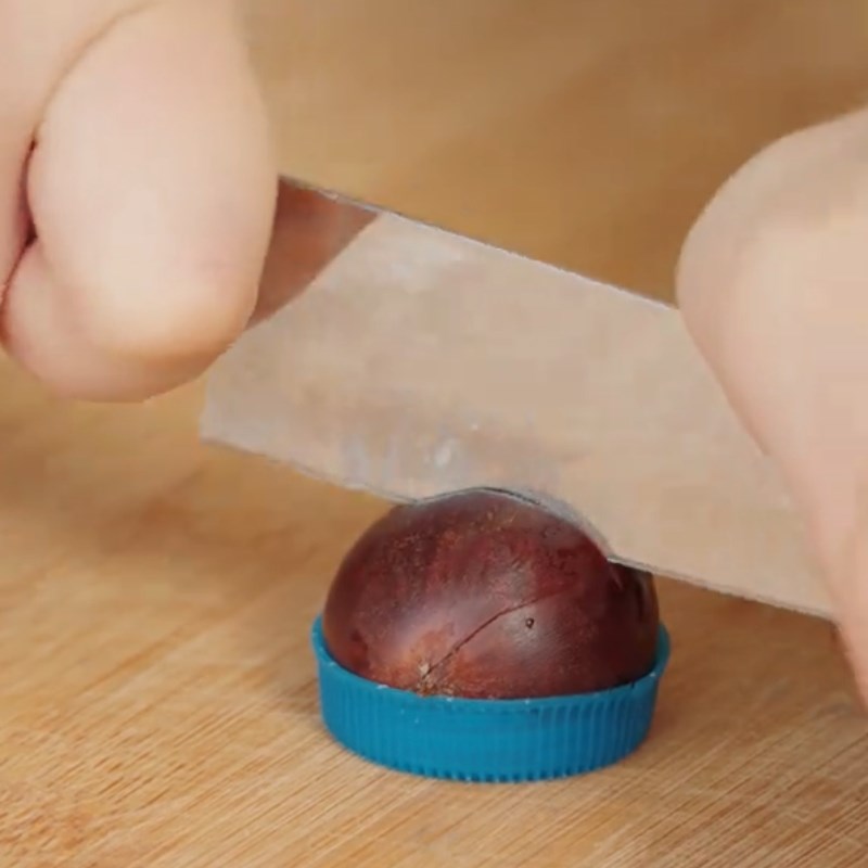 Bước 2 Luộc hạt dẻ Gà hầm hạt dẻ