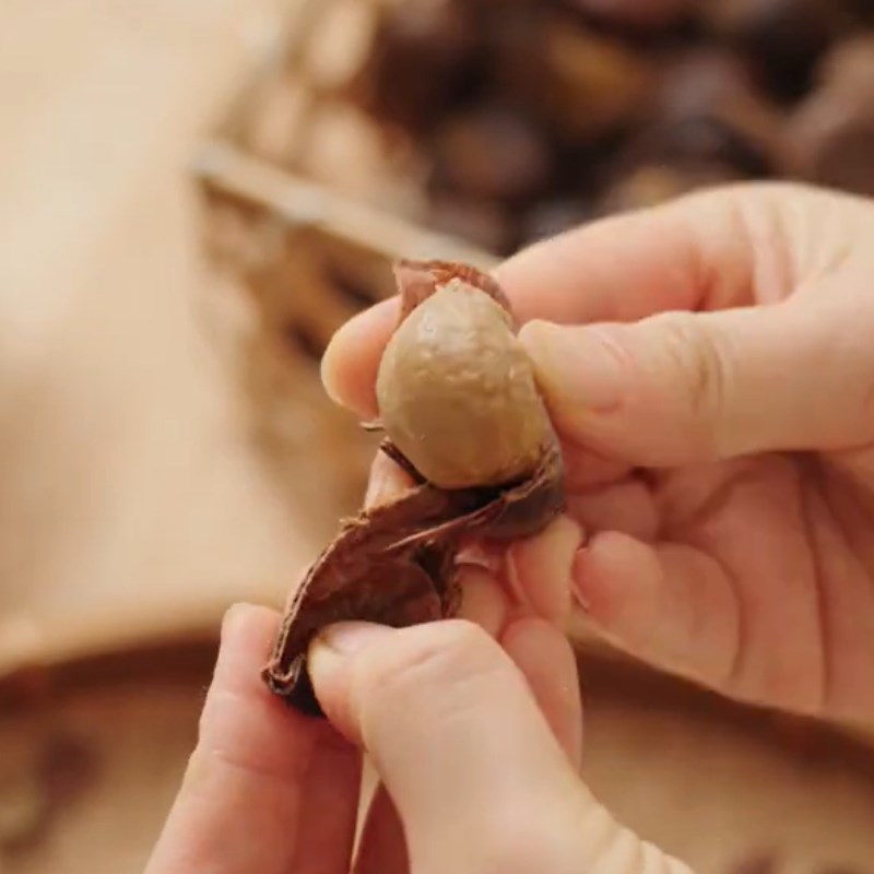 Bước 2 Luộc hạt dẻ Gà hầm hạt dẻ