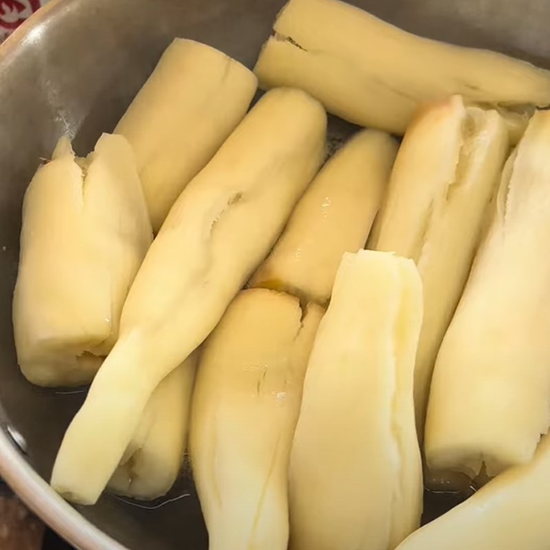 Bước 1 Luộc khoai mì Khoai mì quết cuốn bánh tráng