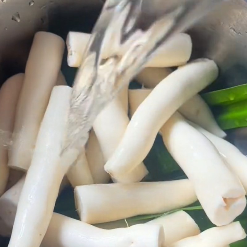 Bước 1 Luộc khoai mì Khoai mì quết cuốn bánh tráng