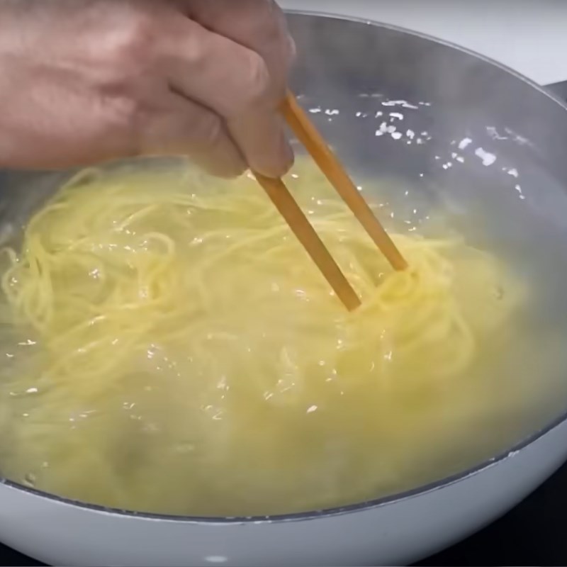 Bước 3 Luộc mì Mì tương đen với sốt tương đen