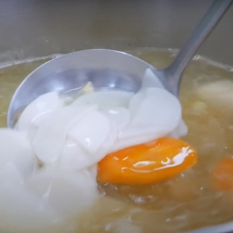 Bước 6: Nấu nước dùng cho món bánh canh phồng tôm đậm đà