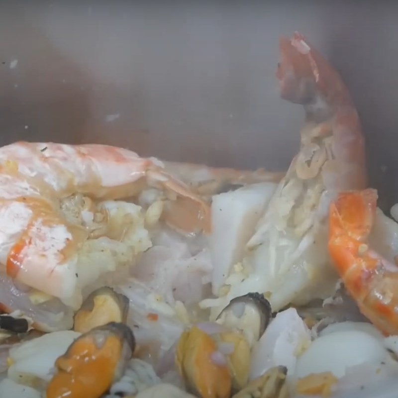 Bước 5: Xào sơ hải sản để giữ độ tươi ngọt cho món bánh canh