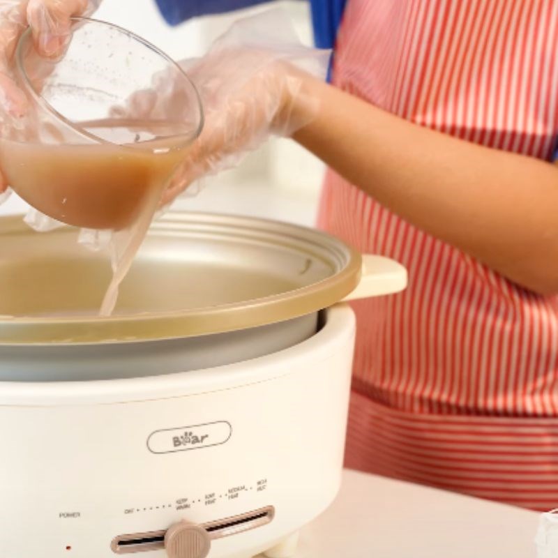 Bước 5 Nấu nước lẩu Lẩu tôm bầu