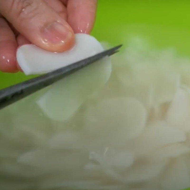 Bước 1: Ngâm bánh phồng tôm để làm bánh canh dẻo dai