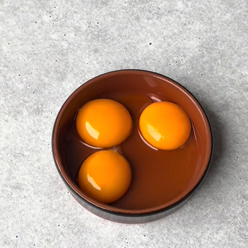 Bước 1 Ngâm trứng Trứng confit
