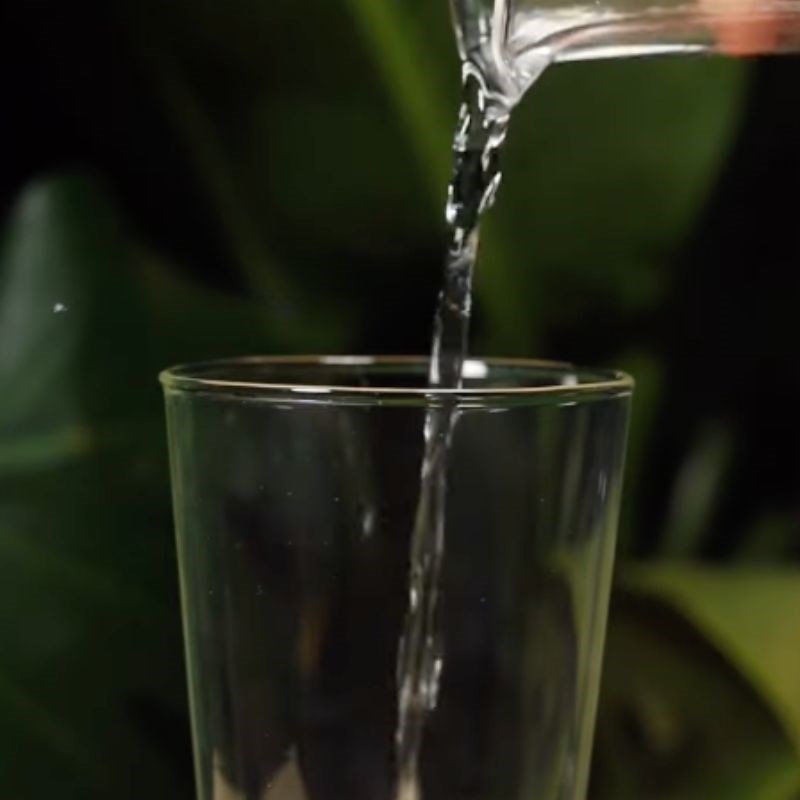 Bước 1 Pha mứt me với nước ấm Đá me đậu phộng