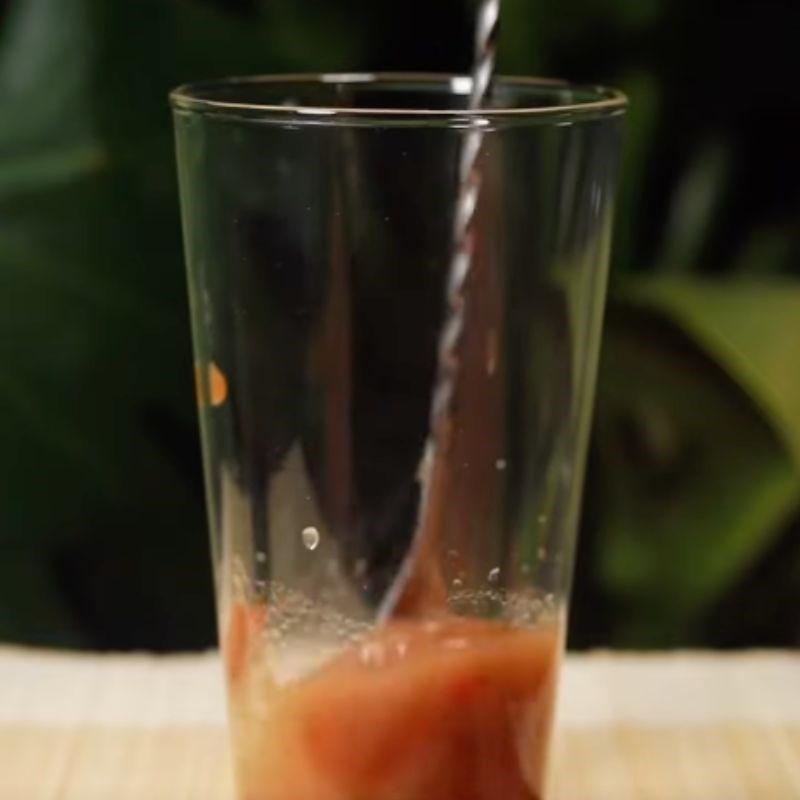 Bước 1 Pha mứt me với nước ấm Đá me đậu phộng