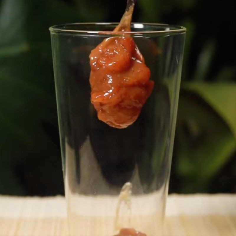 Bước 1 Pha mứt me với nước ấm Đá me đậu phộng