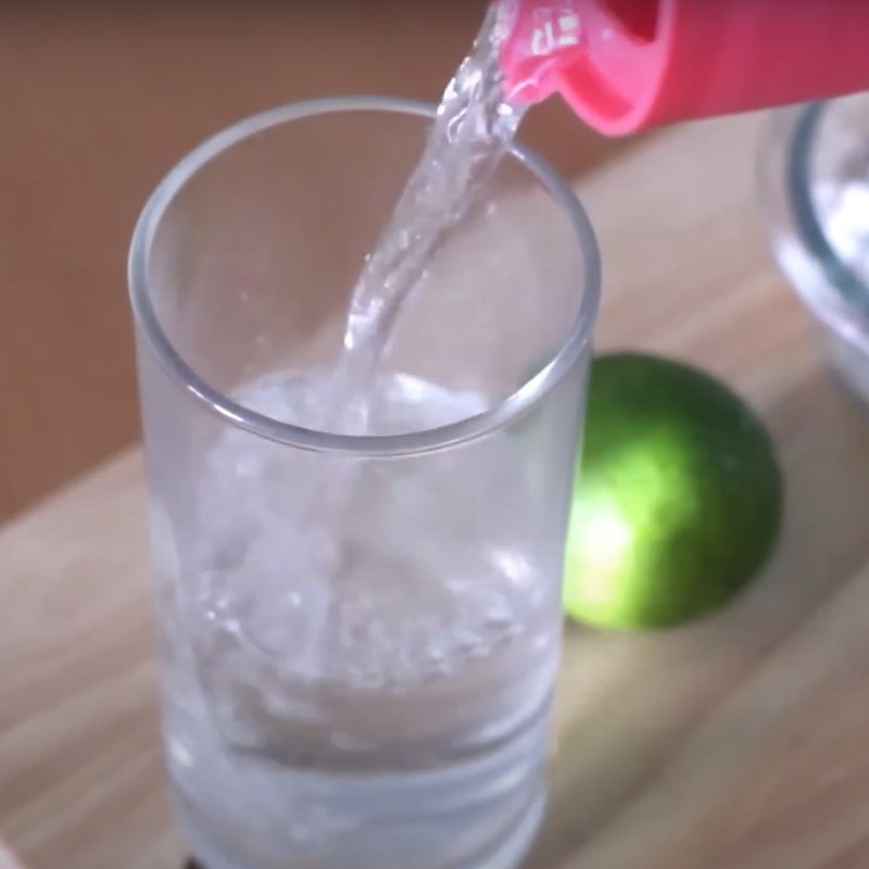 Bước 1 Pha nước sắn dây Nước sắn dây với chanh tươi