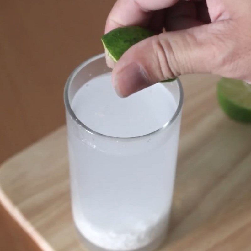 Bước 1 Pha nước sắn dây Nước sắn dây với chanh tươi