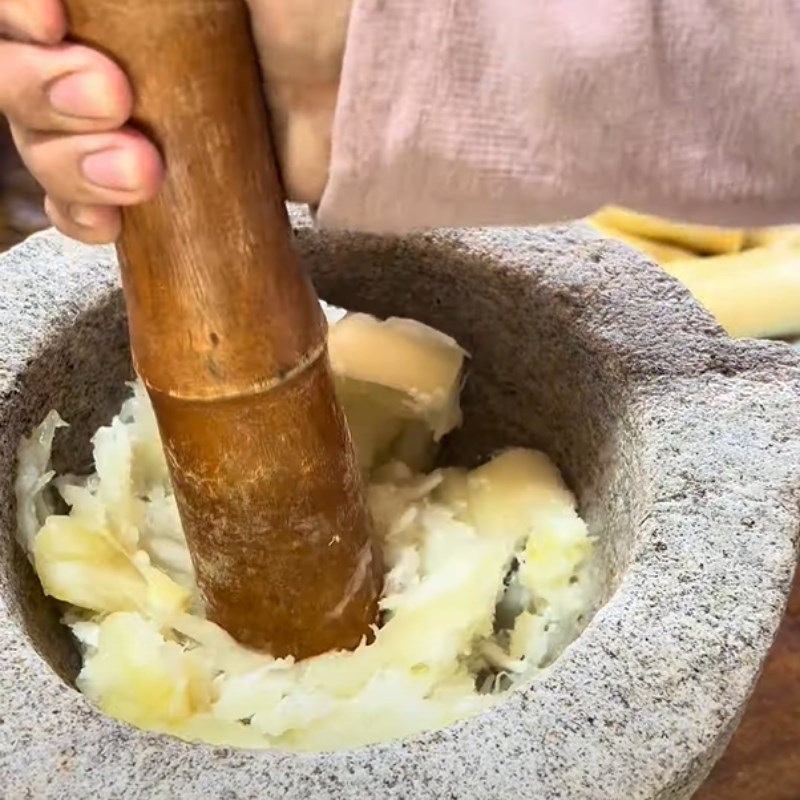 Bước 4 Quết khoai mì Khoai mì quết cuốn bánh tráng