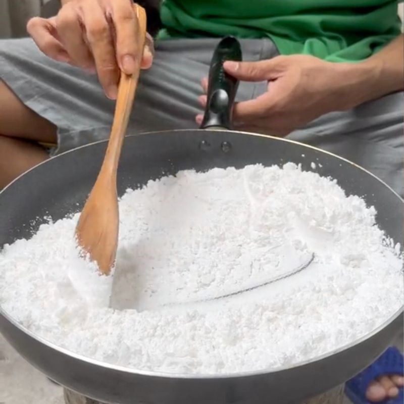 Bước 4 Rang bột năng Kẹo cau