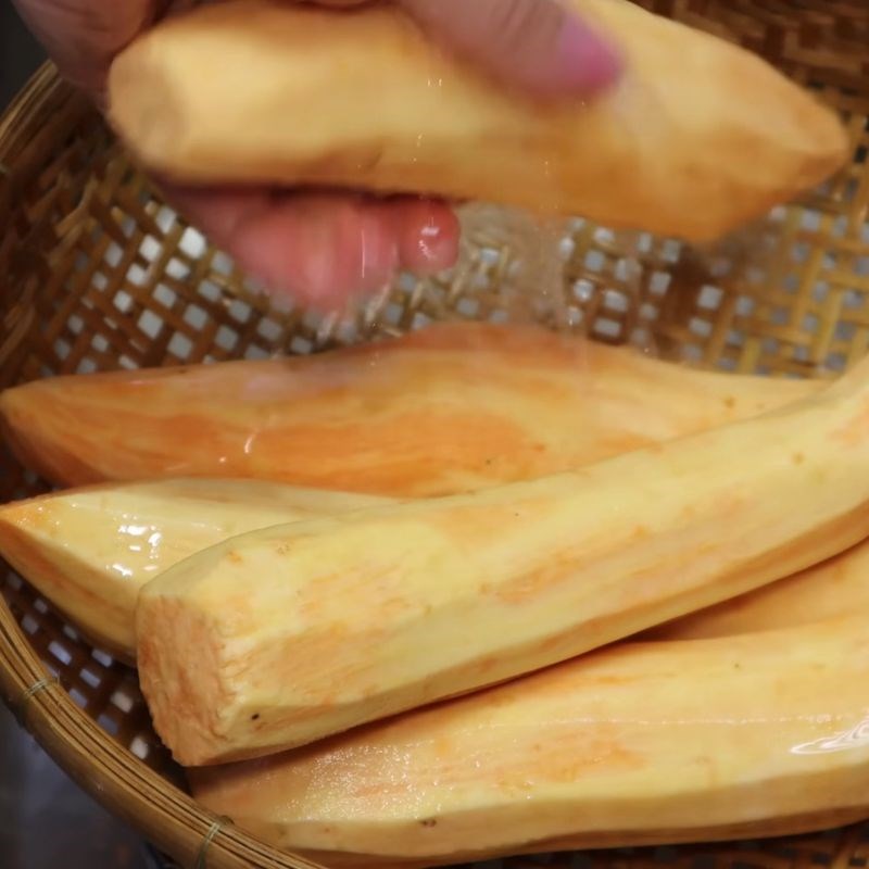 Bước 2 Rửa và gọt vỏ khoai Khoai deo Quảng Bình