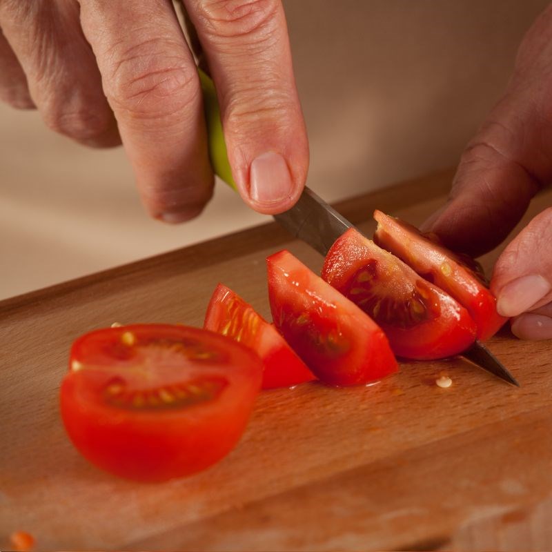 Bước 4 Sơ chế cà chua và thơm Canh xương rồng