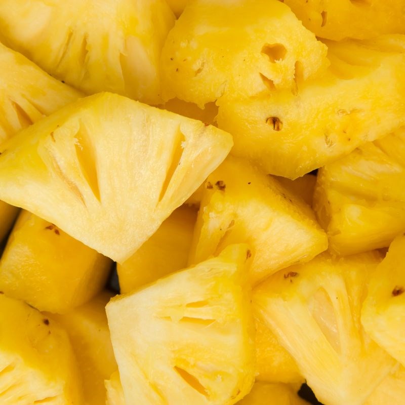 Bước 4 Sơ chế cà chua và thơm Canh xương rồng