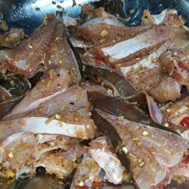 Bước 2 Sơ chế cá đuối Canh xương rồng