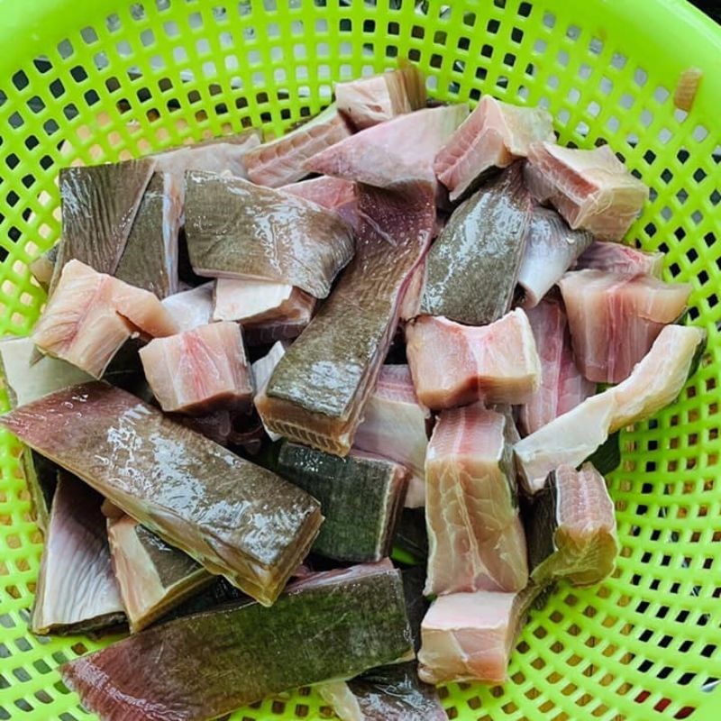 Bước 2 Sơ chế cá đuối Canh xương rồng