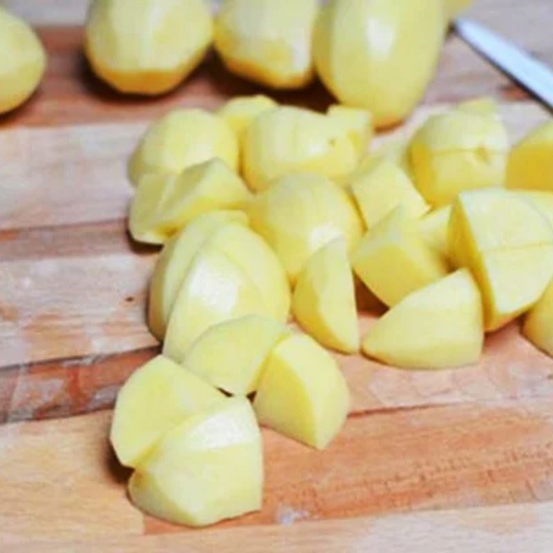 Bước 3 Sơ chế cà rốt và khoai tây Cà ri thỏ