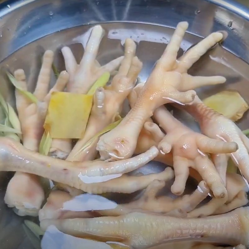 Bước 1 Sơ chế chân gà Chân gà ủ muối