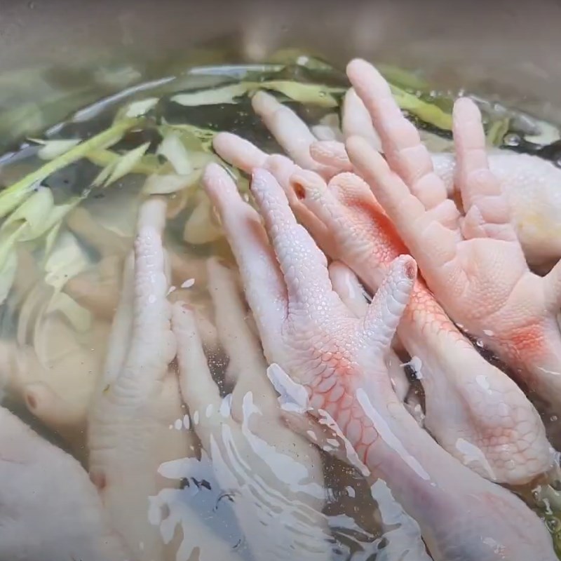 Bước 1 Sơ chế chân gà Chân gà ủ muối