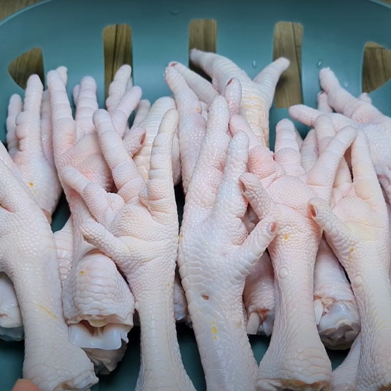 Bước 1 Sơ chế chân gà Chân gà ủ muối