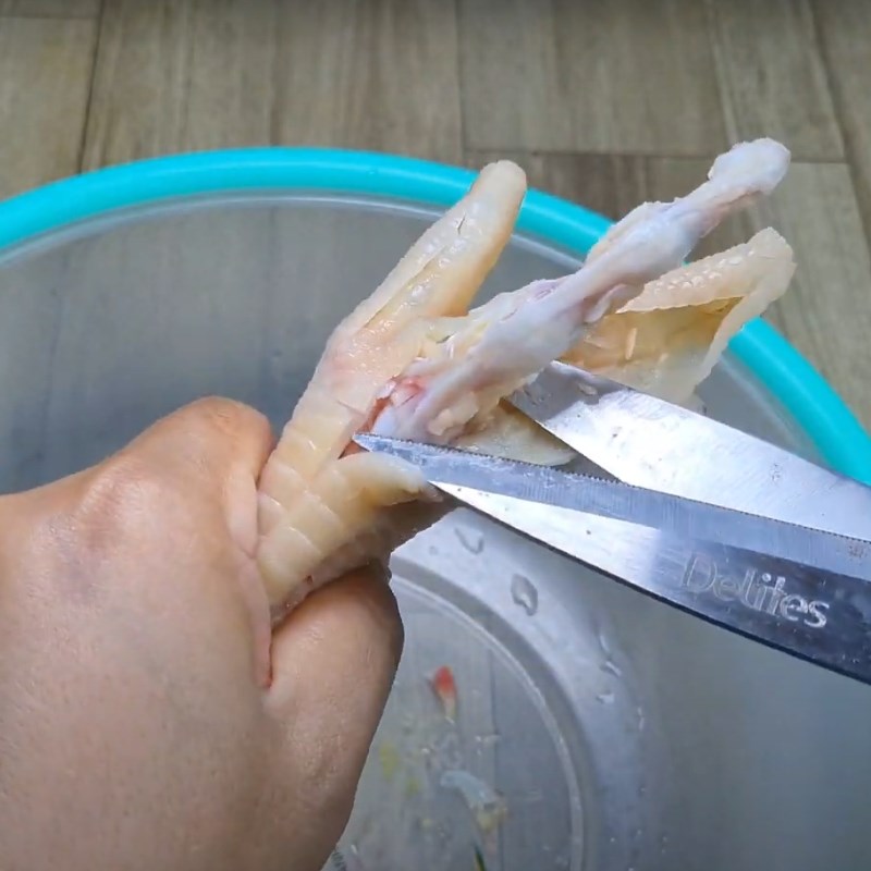 Bước 1 Sơ chế chân gà Chân gà ủ muối