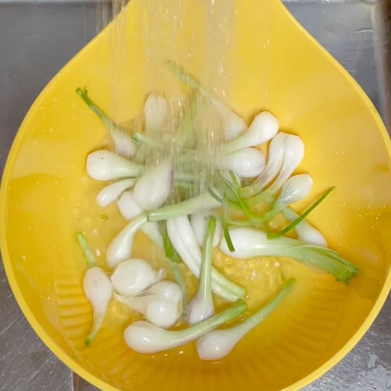 Bước 1 Sơ chế củ kiệu Hành muối xổi