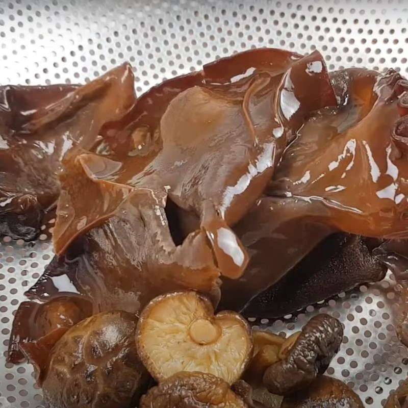 Bước 3 Sơ chế mộc nhĩ và nấm hương Thịt đông má đào (thạch bì)
