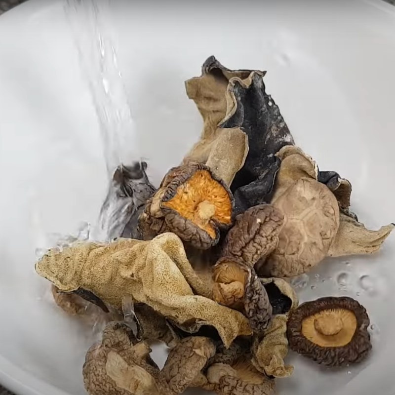Bước 3 Sơ chế mộc nhĩ và nấm hương Thịt đông má đào (thạch bì)