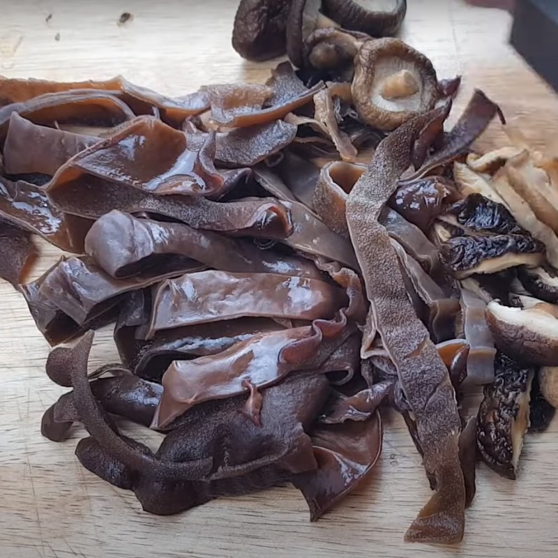 Bước 3 Sơ chế mộc nhĩ và nấm hương Thịt đông má đào (thạch bì)